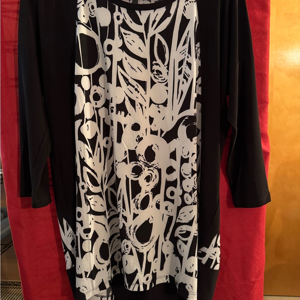 Black and White Abstract Patterned Top by Lior Paris . Size M